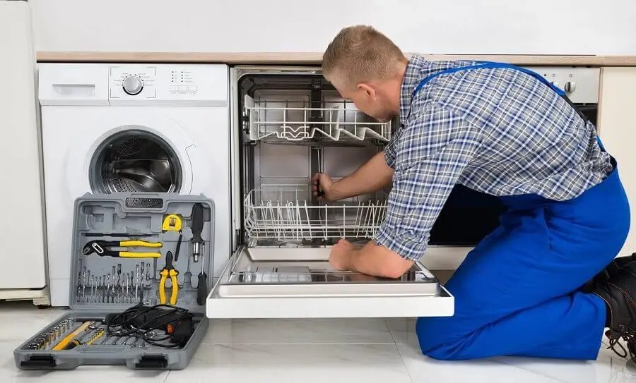 Akyurt Bosch servisi teknisyen ekibi beyaz eşya tamiri yaparken